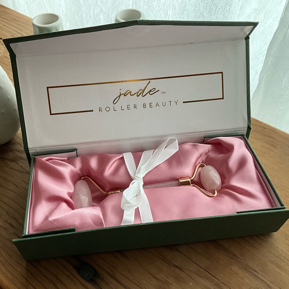 🙌🏻 Rose Quartz Facial Roller NWOT